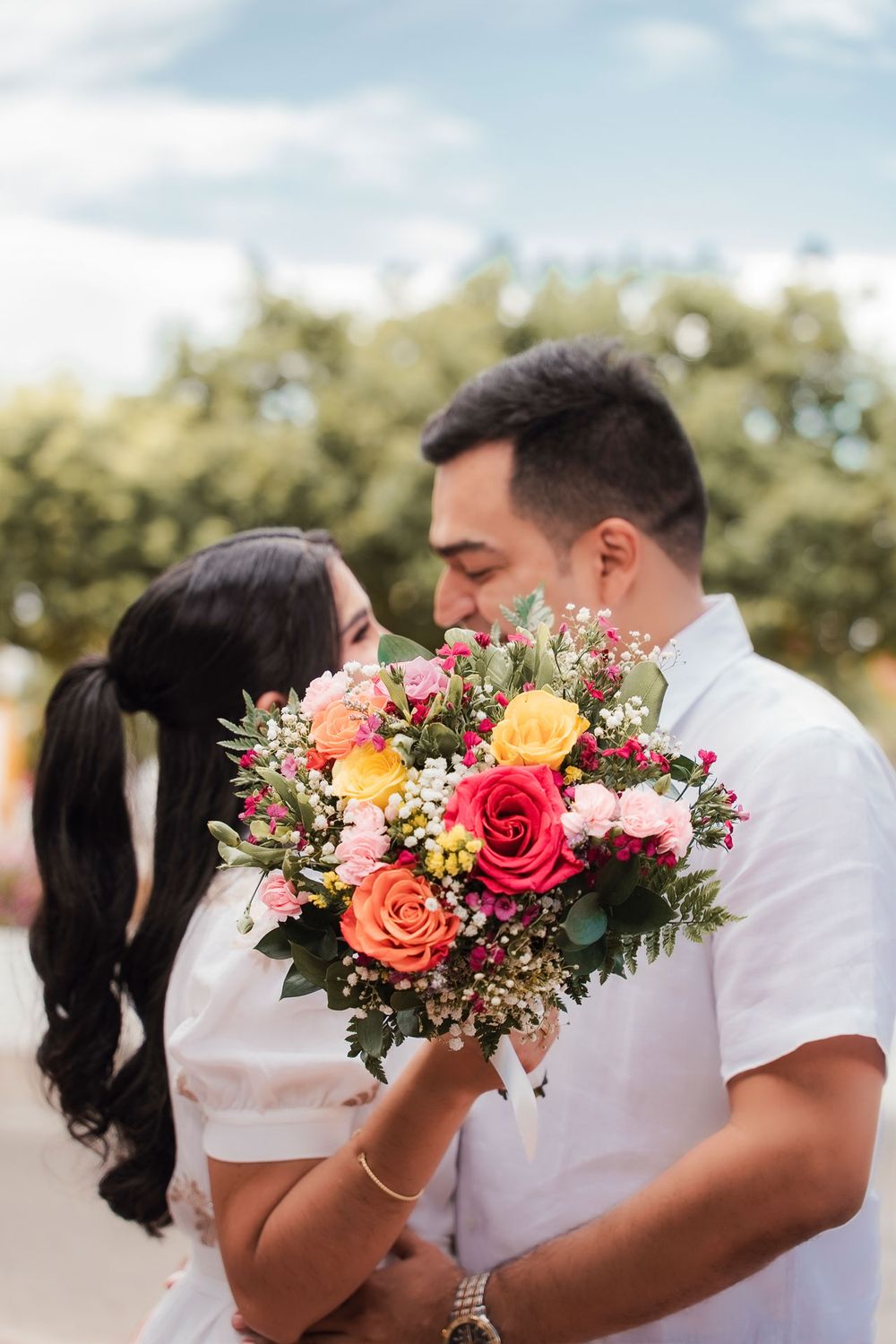 Retrato urbano de pareja con iluminación de sombras duras y estética de lujo silencioso antes de su boda.