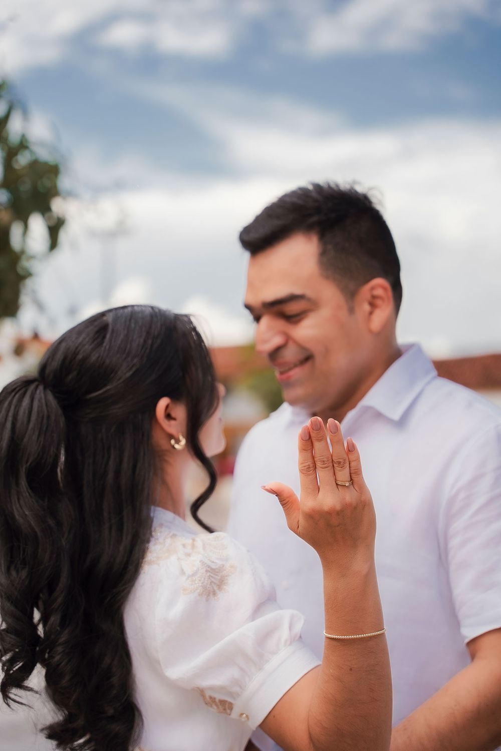 Sesión de fotografías preboda con estética editorial bajo los arcos coloniales de la Plaza Alfonso López en Valledupar.