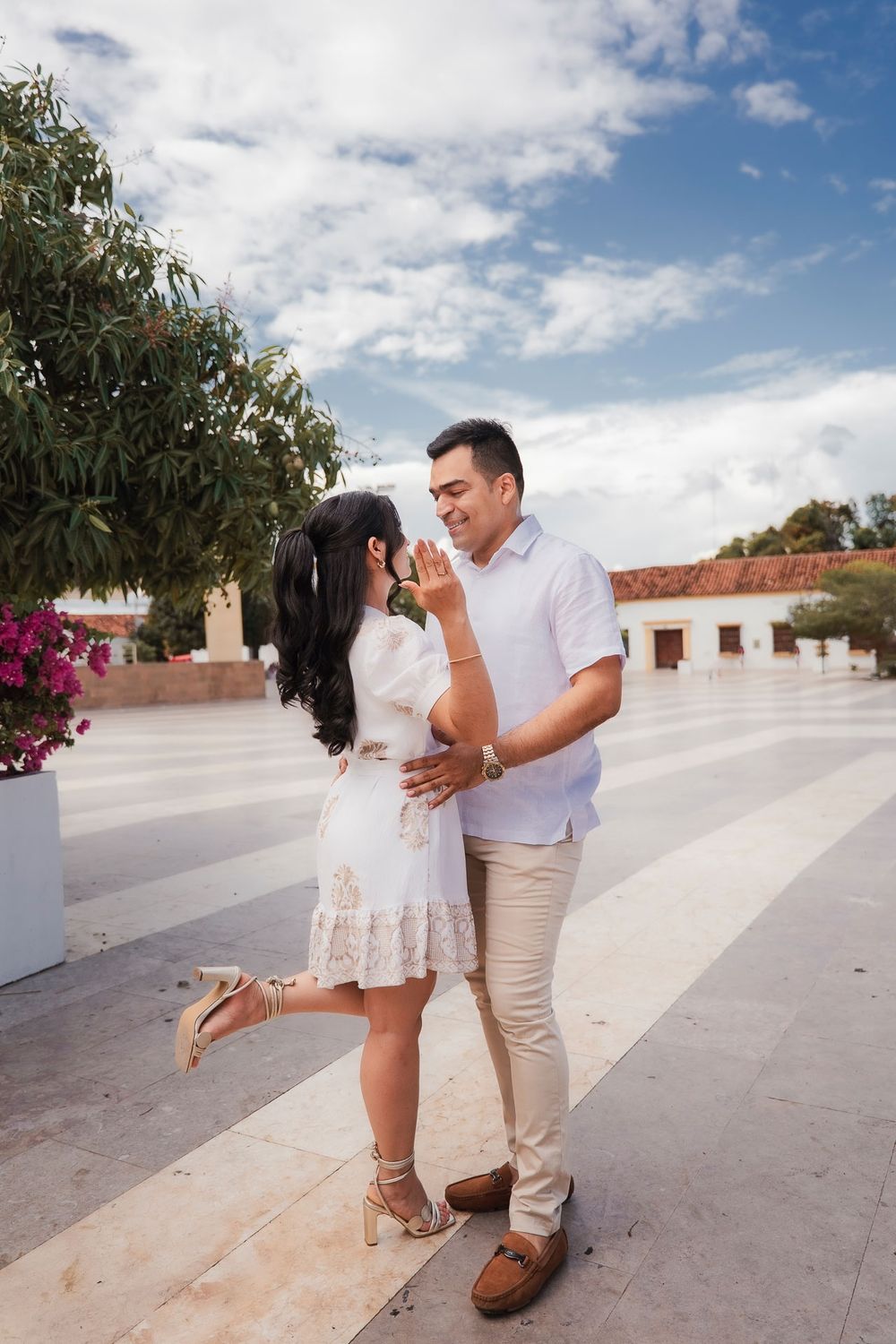 Sesión de fotografías preboda con estética editorial bajo los arcos coloniales de la Plaza Alfonso López en Valledupar.