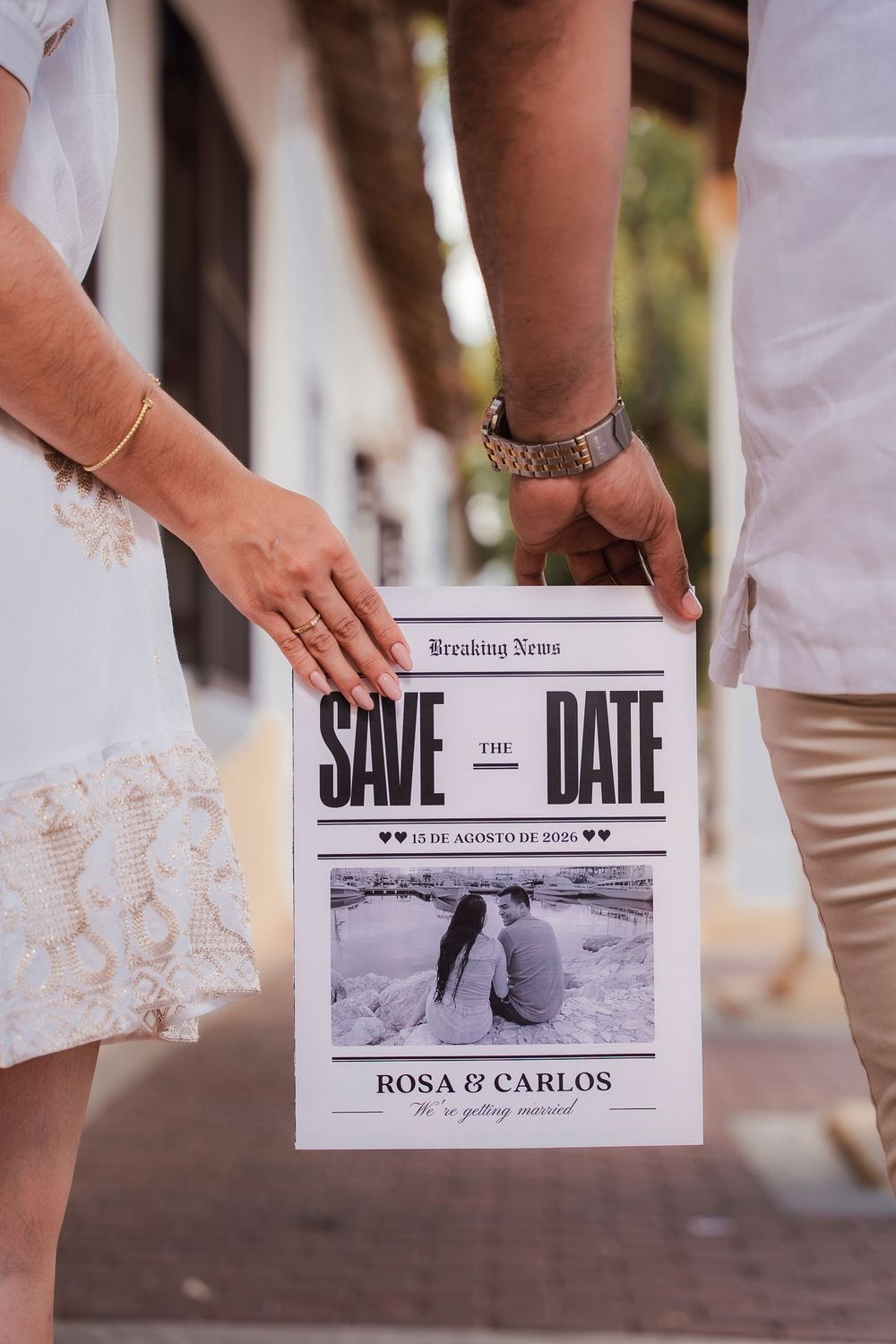 Sesión de fotografías preboda con estética editorial bajo los arcos coloniales de la Plaza Alfonso López en Valledupar.