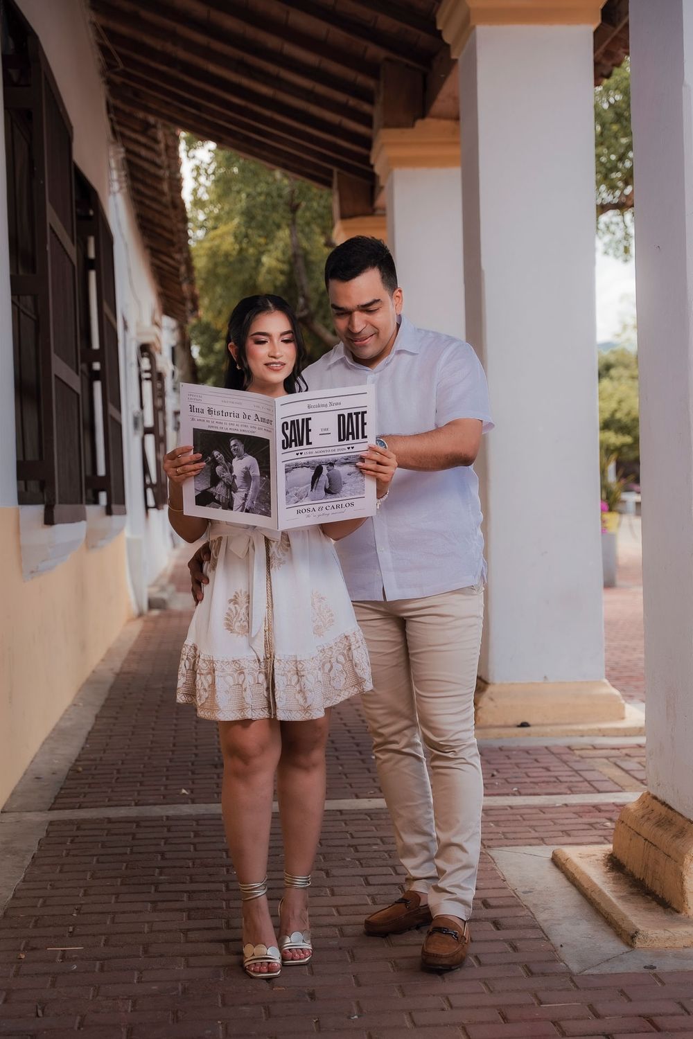 Pareja de novios caminando con actitud y estilo high fashion por el centro histórico de Valledupar. Dirección de arte.