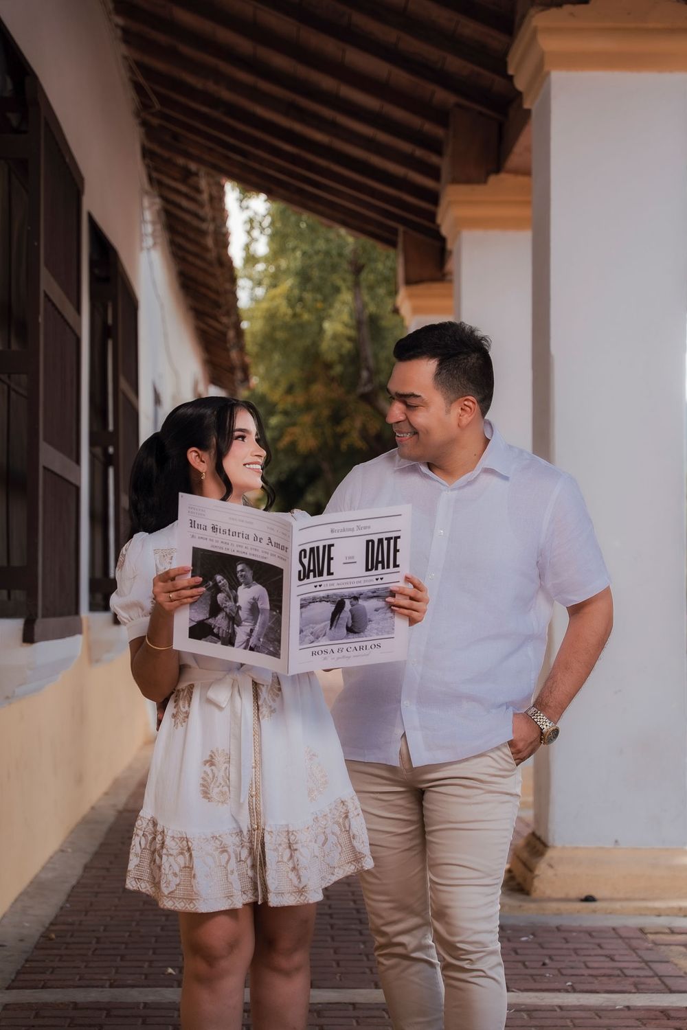 Pareja de novios caminando con actitud y estilo high fashion por el centro histórico de Valledupar. Dirección de arte.