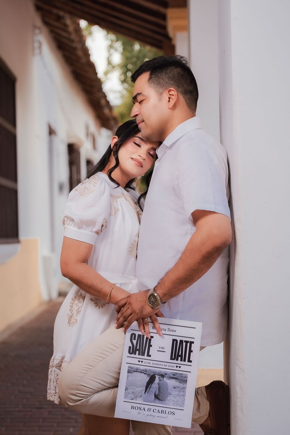 Pareja de novios caminando con actitud y estilo high fashion por el centro histórico de Valledupar. Dirección de arte.