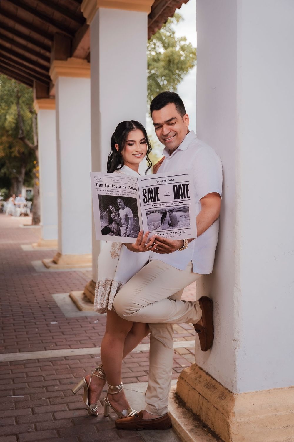 Retrato urbano de pareja con iluminación de sombras duras y estética de lujo silencioso antes de su boda.