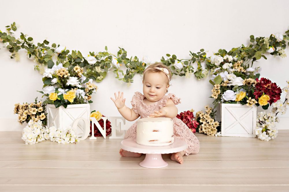 First birthday photos, family photography in Watertown WI Kendall Kuss Photography studio, cake smash photos