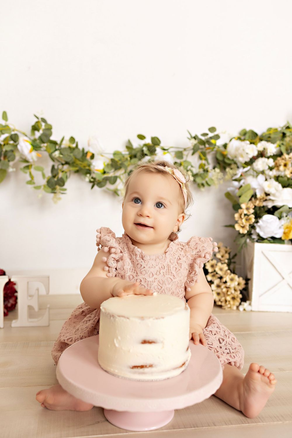 First birthday photos, family photography in Watertown WI Kendall Kuss Photography studio, cake smash photos