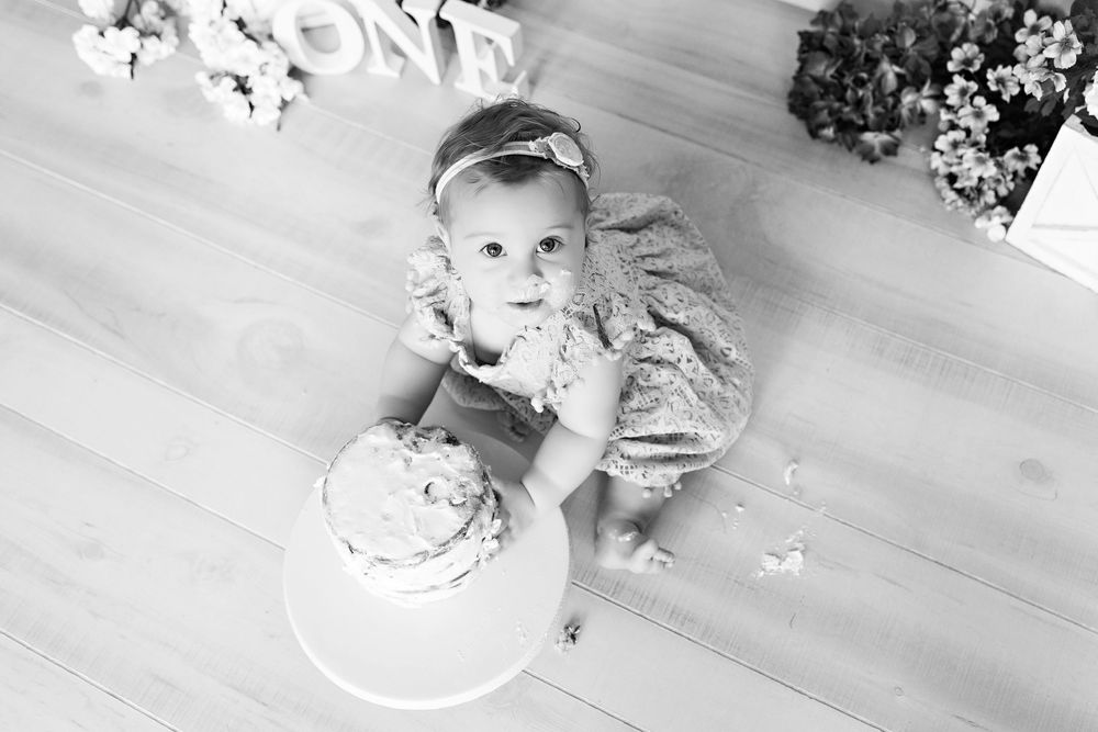 First birthday photos, family photography in Watertown WI Kendall Kuss Photography studio, cake smash photos