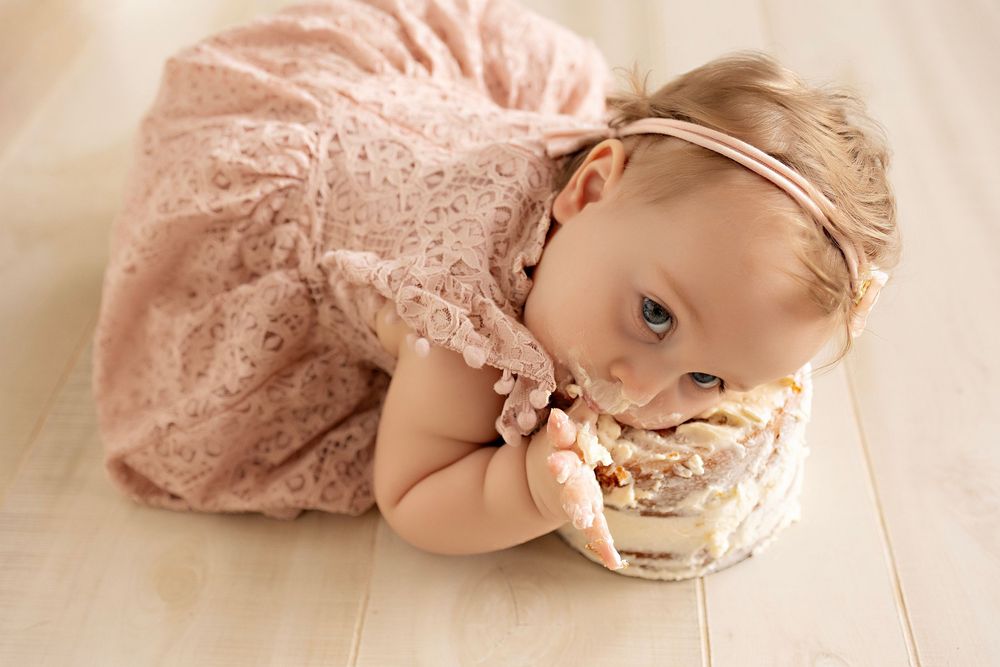 First birthday photos, family photography in Watertown WI Kendall Kuss Photography studio, cake smash photos