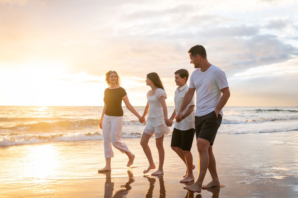 Maui family walk photo by ohwowfotos during sunset beach in Hawaii