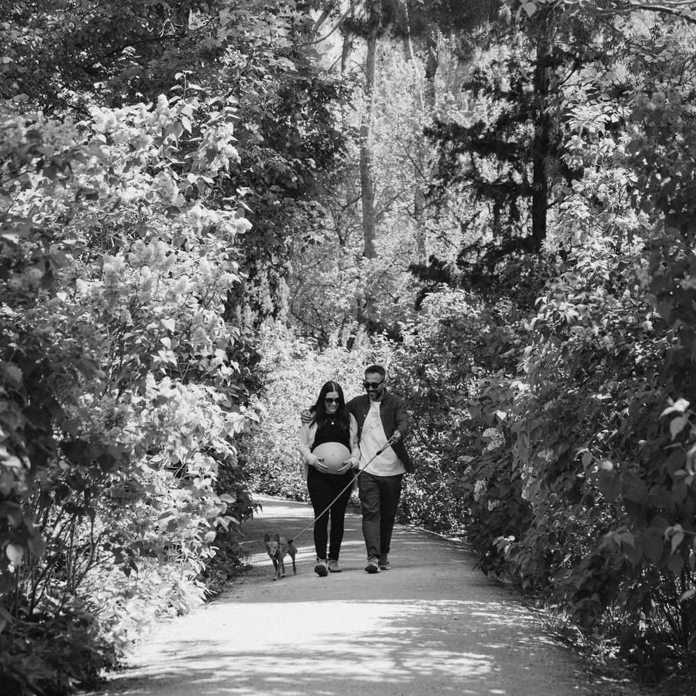 fotografías de embarazo blanco y negro al aire libre