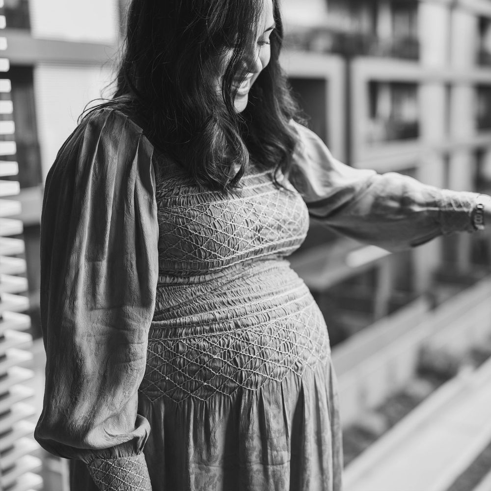 Reportajes de fotos de embarazadas lifestyle, sin posados forzados en blanco y negro