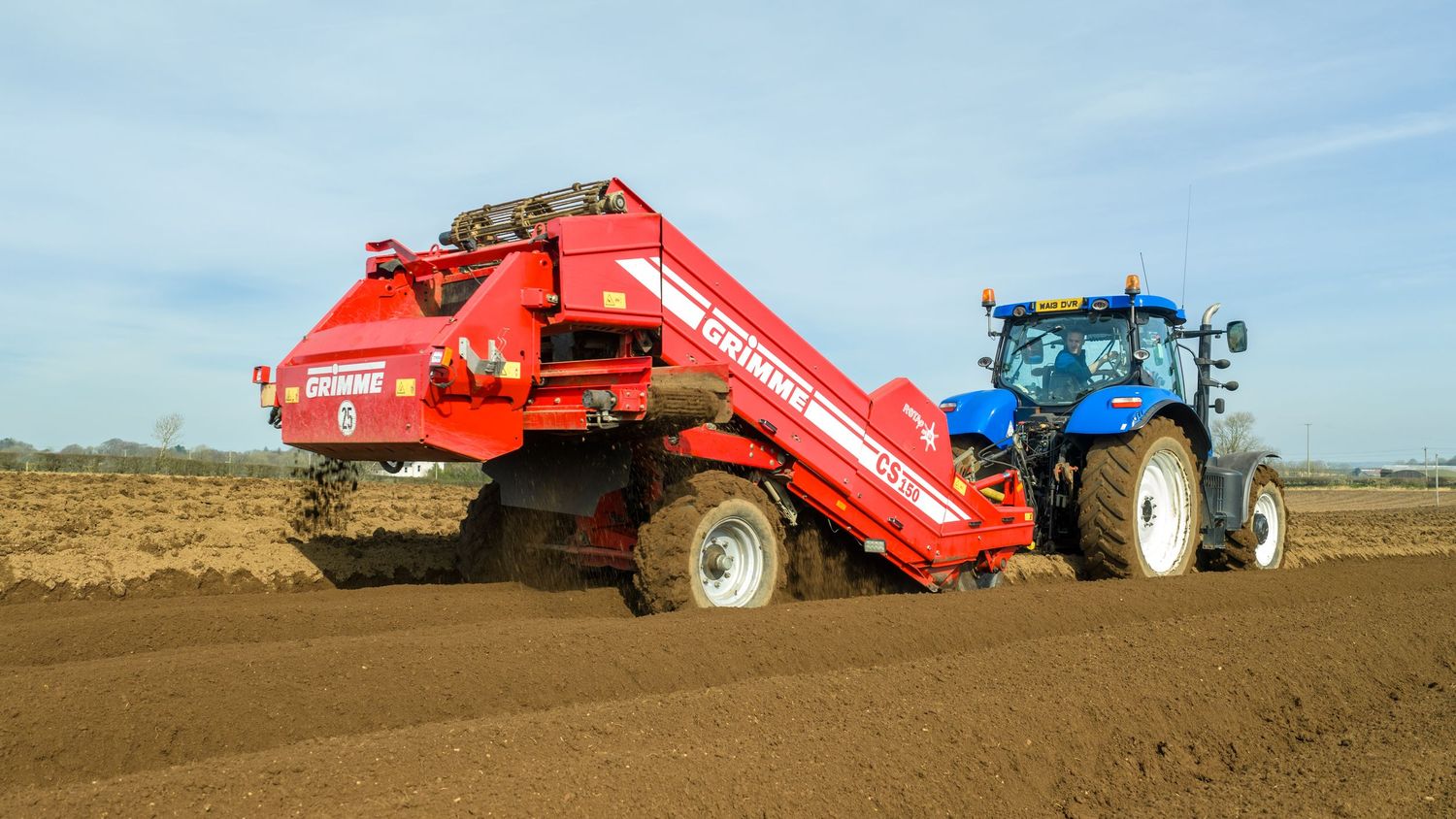 New Holland T7.210 with the Grimme Destoner
