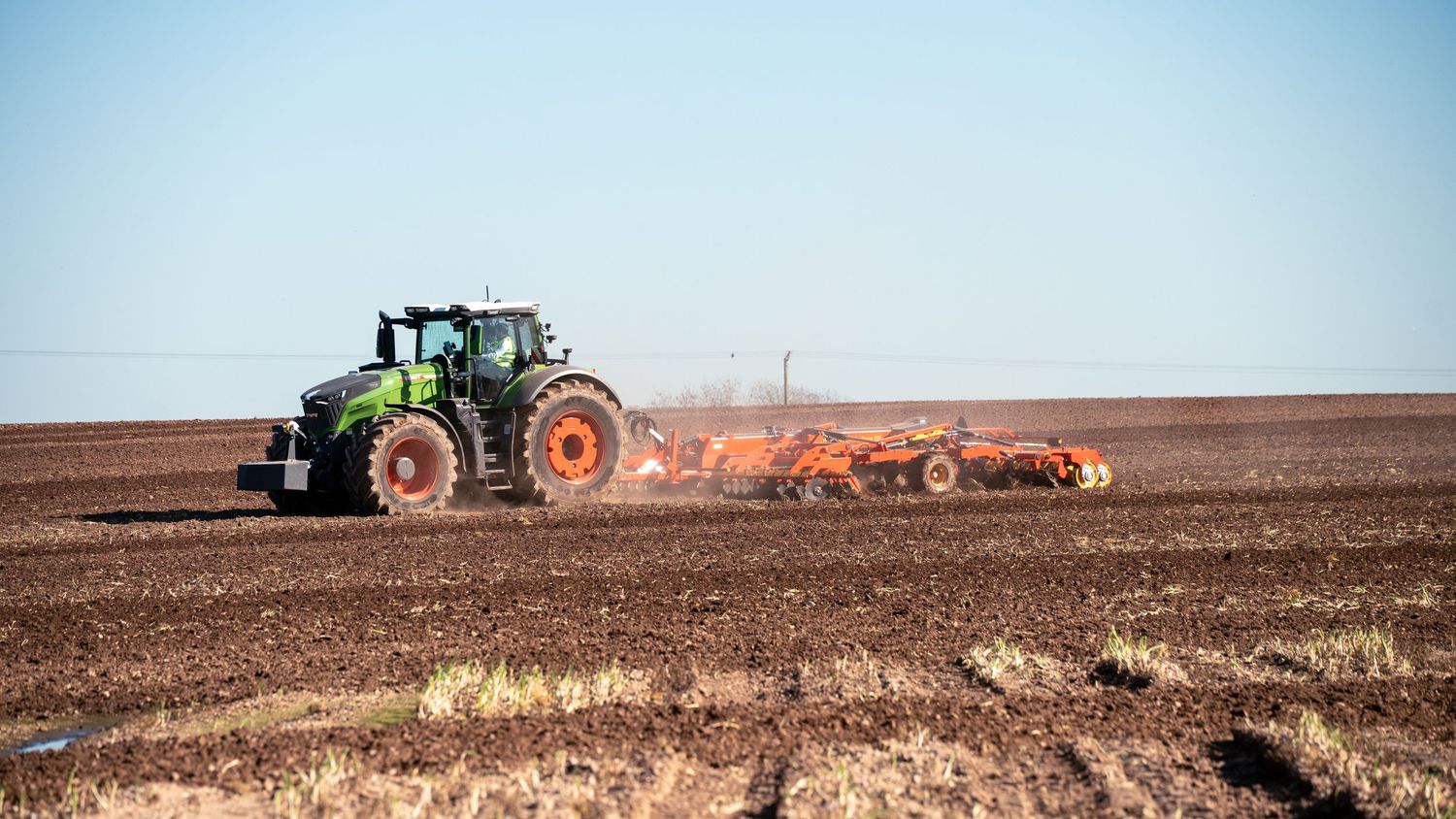 NEW Fendt 1052 working with the 6m Vaderstad Topdown cultivator
