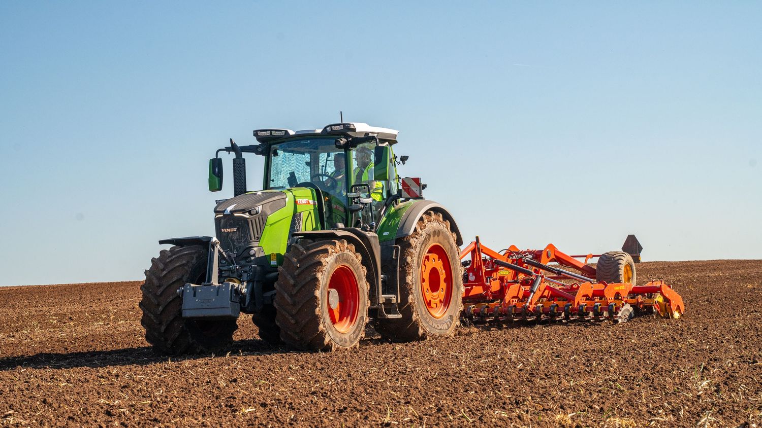 NEW Fendt 832 working with the Vaderstad Carrier