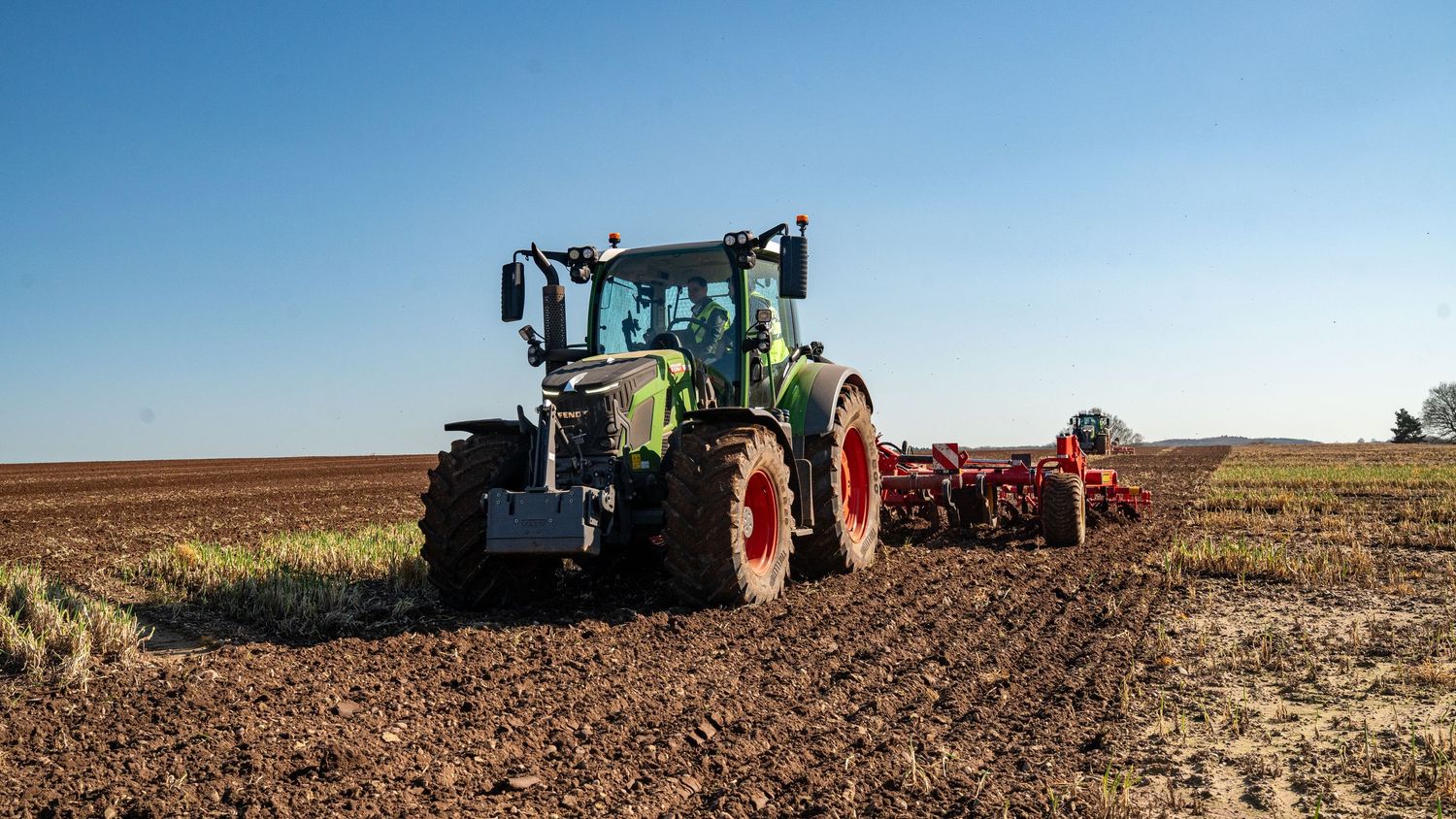 Fendt 516 Dynamic Power working with a Vaderstad Cultis