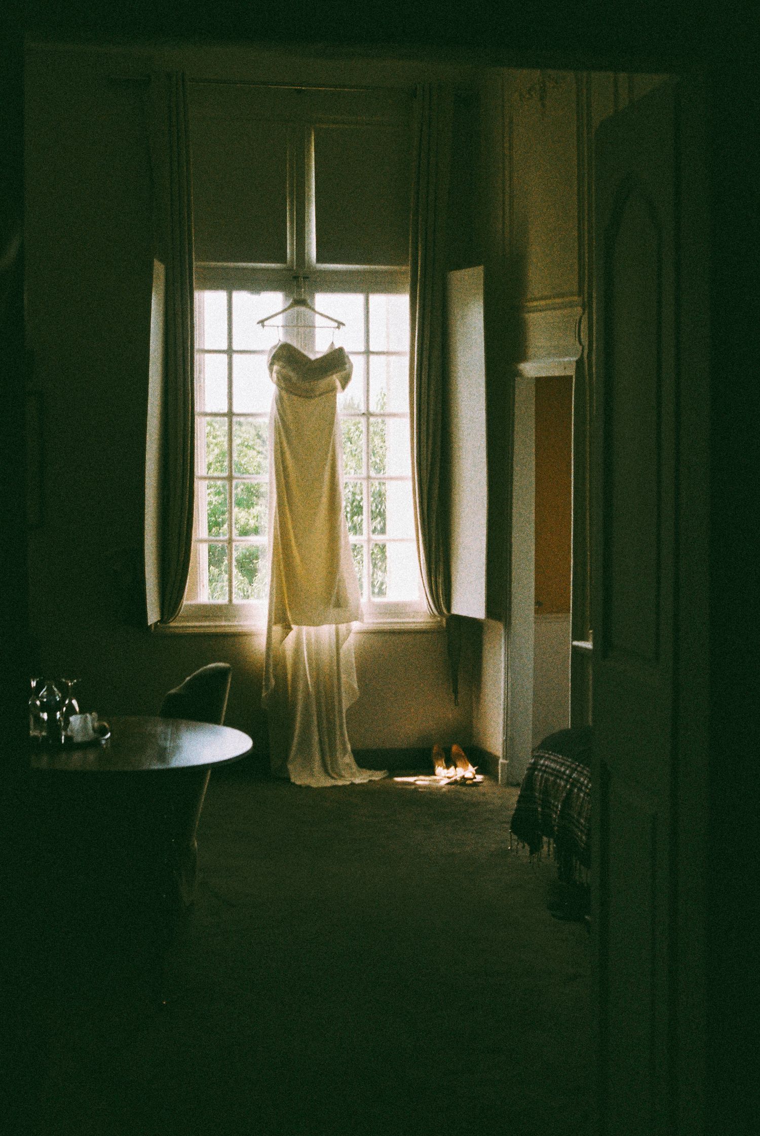 La robe de mariée à la fenêtre, photo prise avec un argentique