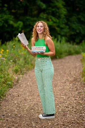 Central Illinois Photographer. Senior Photographer. Summer Senior Session. Chantell Benedict Photography. Bookish Senior Photos