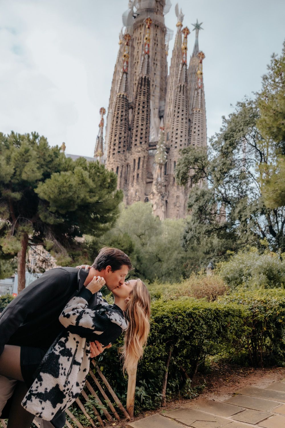 Loving embrace Passion side gardens Barcelona Anniversary photoshoot Barcelona BarcelonaLoversPH