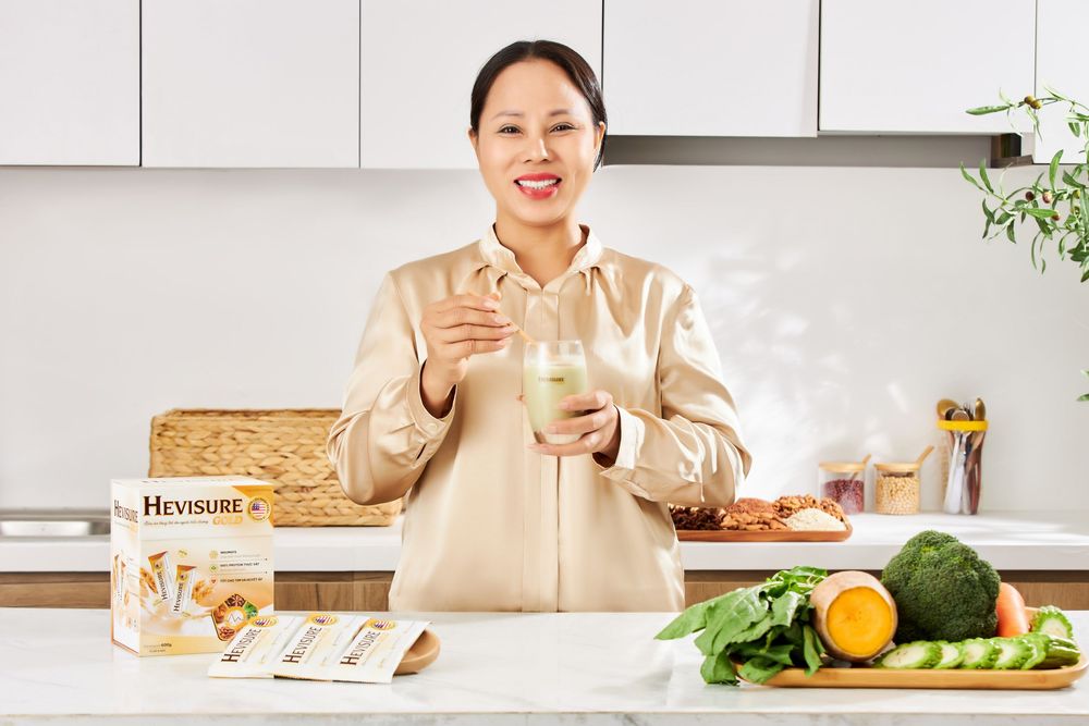 Ảnh chụp sản phẩm sữa hạt cùng hạt dinh dưỡng phong cách sáng tạo