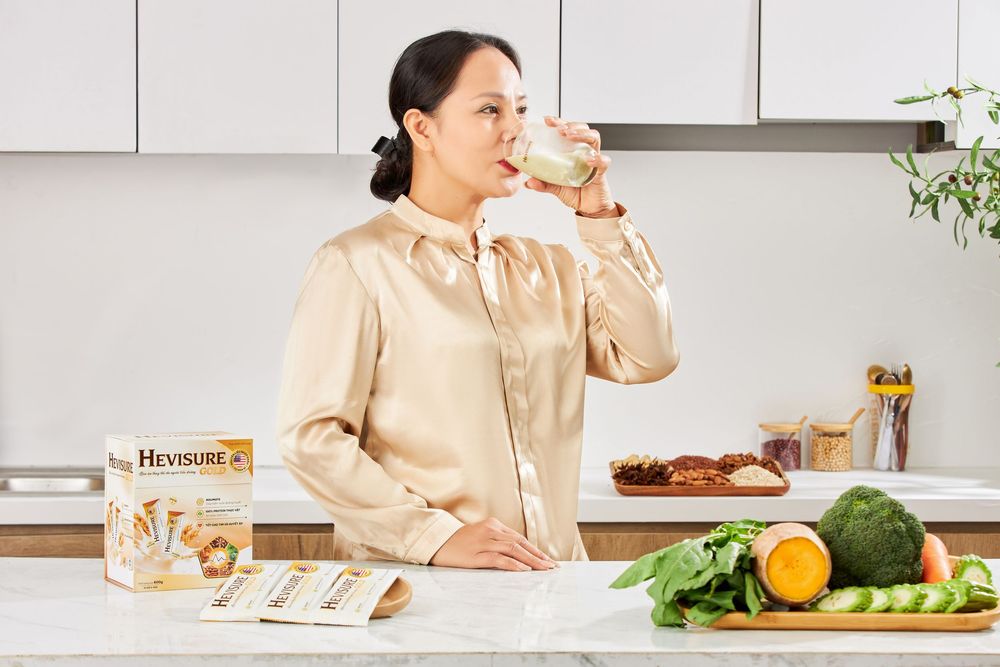 Ảnh chụp sản phẩm sữa hạt cùng hạt dinh dưỡng phong cách sáng tạo