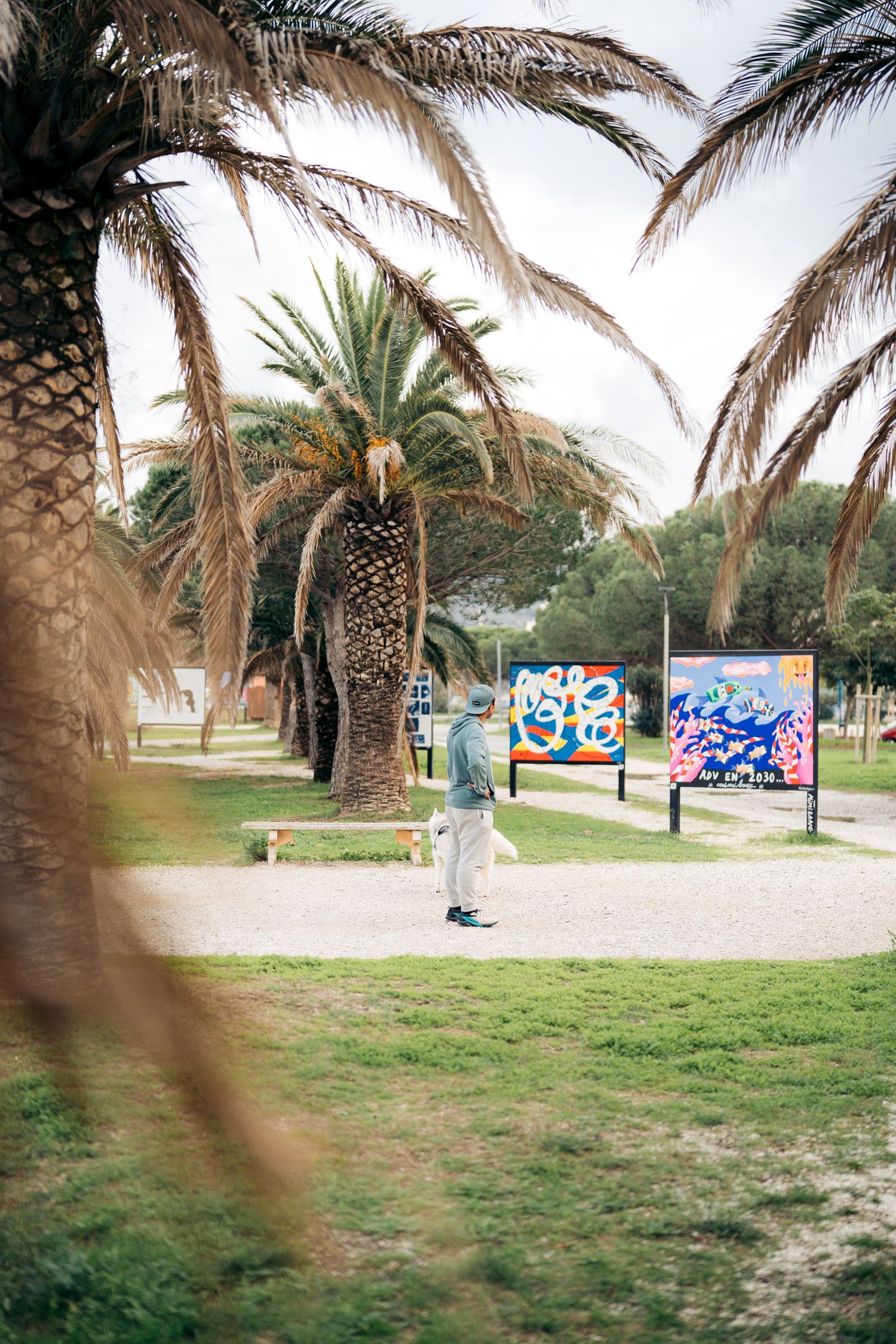 Personne qui regarde l'exposition sur la promenade d'Argelès-sur-mer dans les Pyrénées-Orientales