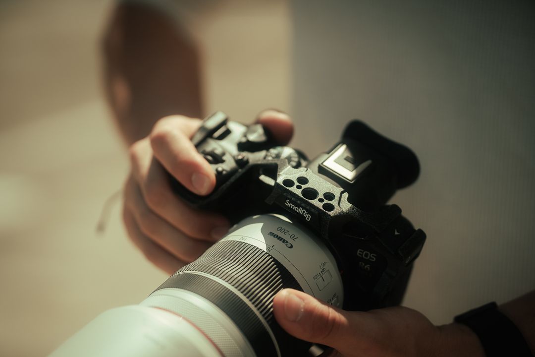Professional cinematic photographer in Miami preparing Canon gear for a storytelling portrait session.