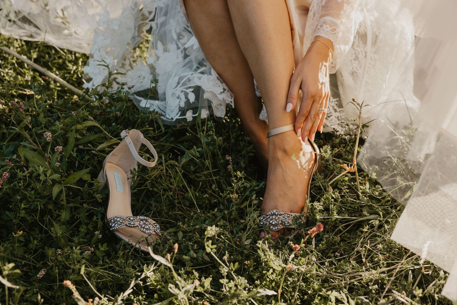 Bridal portraits putting on wedding shoes | personal photography