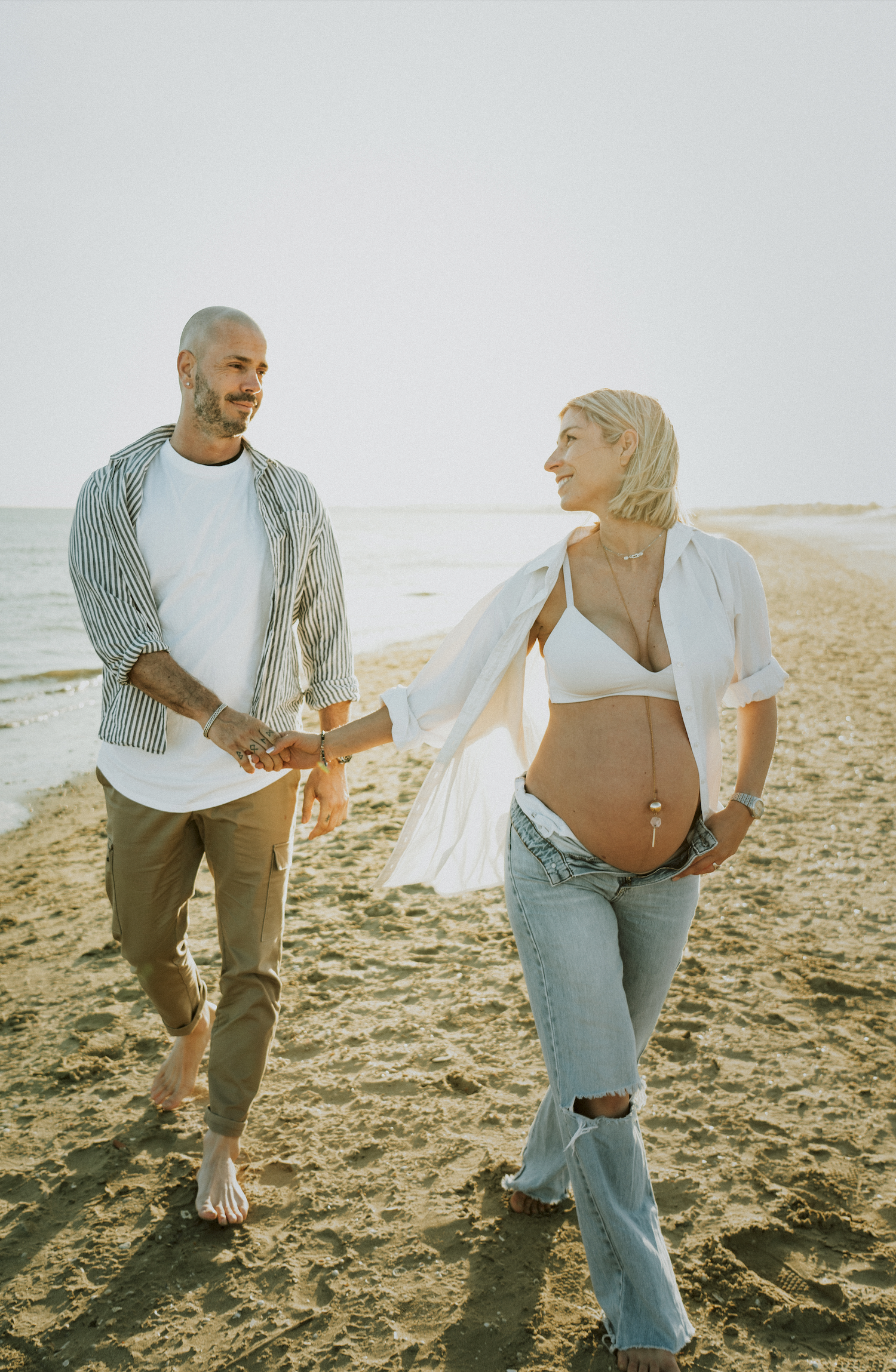 Séance grossesse en amoureux shooting à la plage en Avril