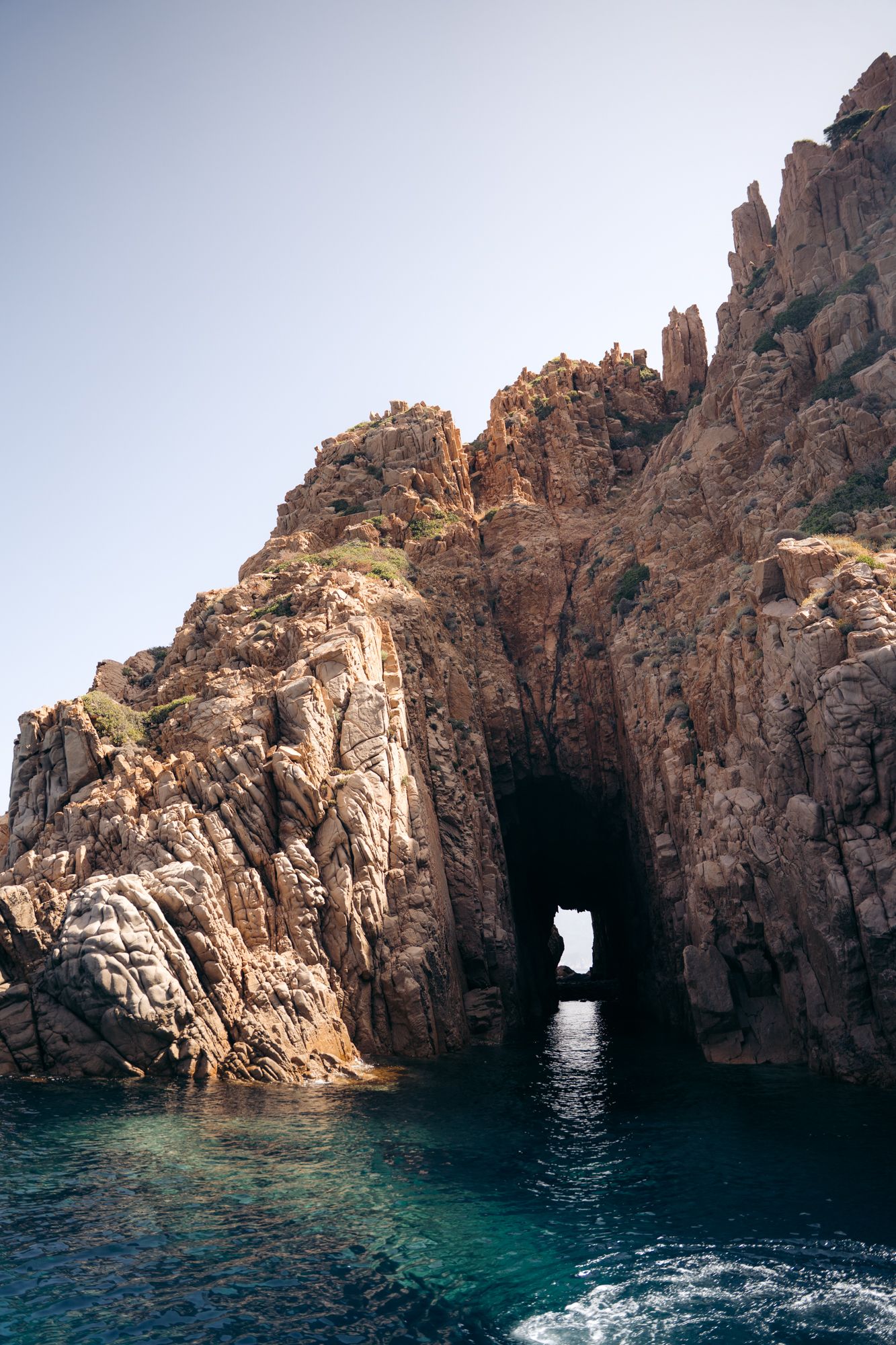 calanques de piana et grotte dans les roches rouges