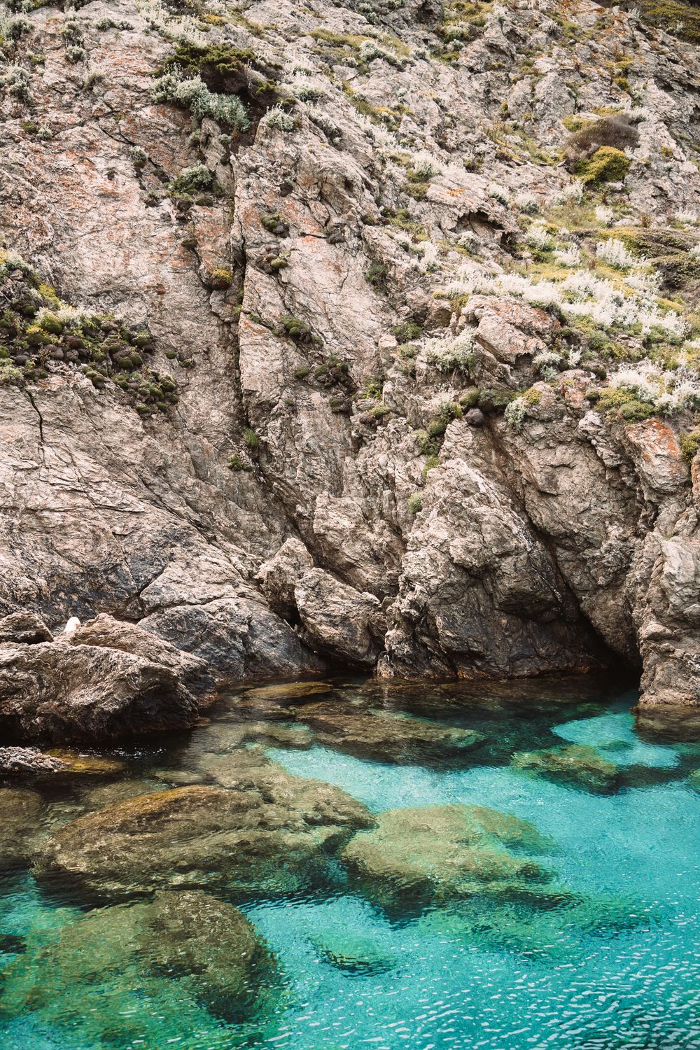 Falaises plongeant dans une mer turquoise — reportage nature et voyage, depuis L'Isle-sur-la-Sorgue jusqu'au bout du monde.