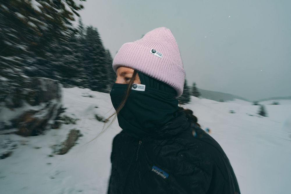 Chixxs on Board Merch clothes photography marketing.
a woman in a black jacket and pink hat. 
Photographer: Urban Engel Perspectiva
