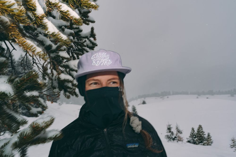Chixxs on Board Merch clothes photography marketing.
a woman in a black jacket and pink hat. 
Photographer: Urban Engel Perspectiva
