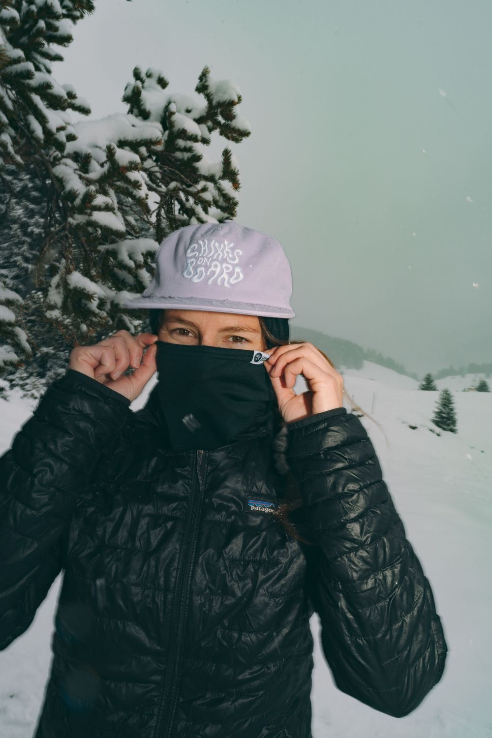 Chixxs on Board Merch clothes photography marketing.
a woman in a black jacket and pink hat. 
Photographer: Urban Engel Perspectiva