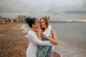 Dreamy sunrise couple photography session in Barceloneta Beach