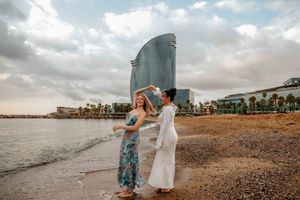 Romantic Barcelona beach photoshoot for couples