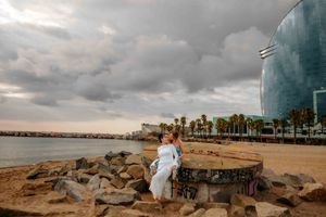 Professional couple photoshoot by the sea in Barceloneta Beach