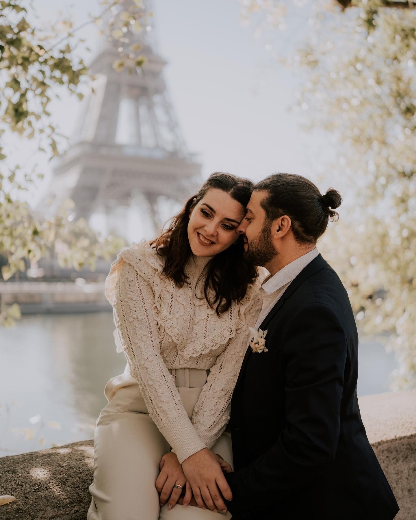 bride and groom in Paris, destination wedding, Tour Eiffel