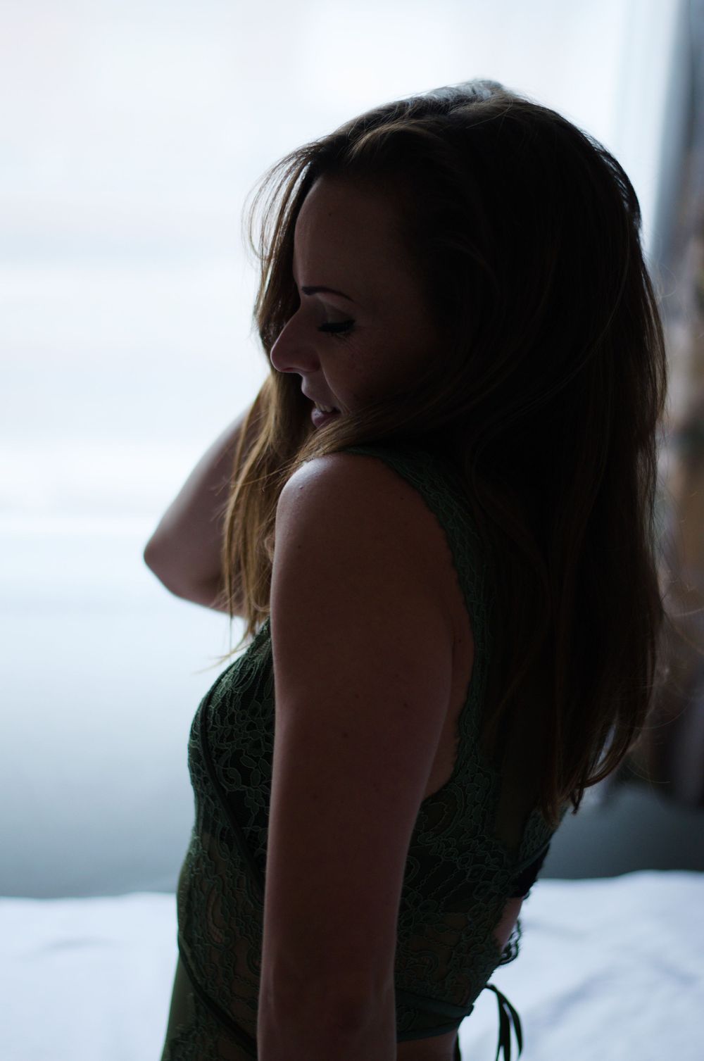 Sessão boudoir sensual com mulher confiante em lingerie de renda