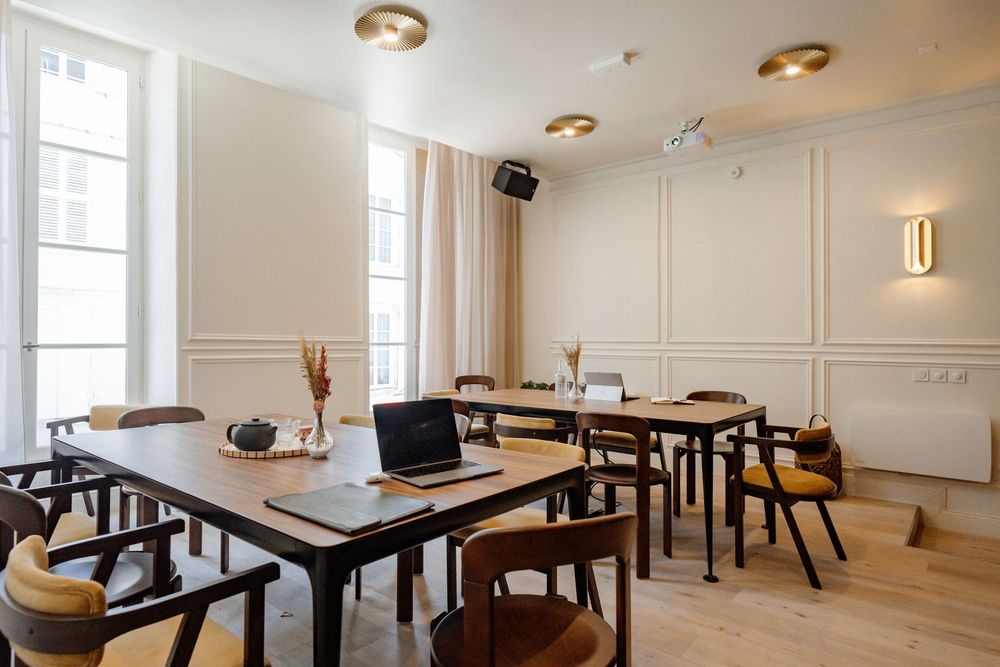photo d'une salle de réunion d'un hôtel