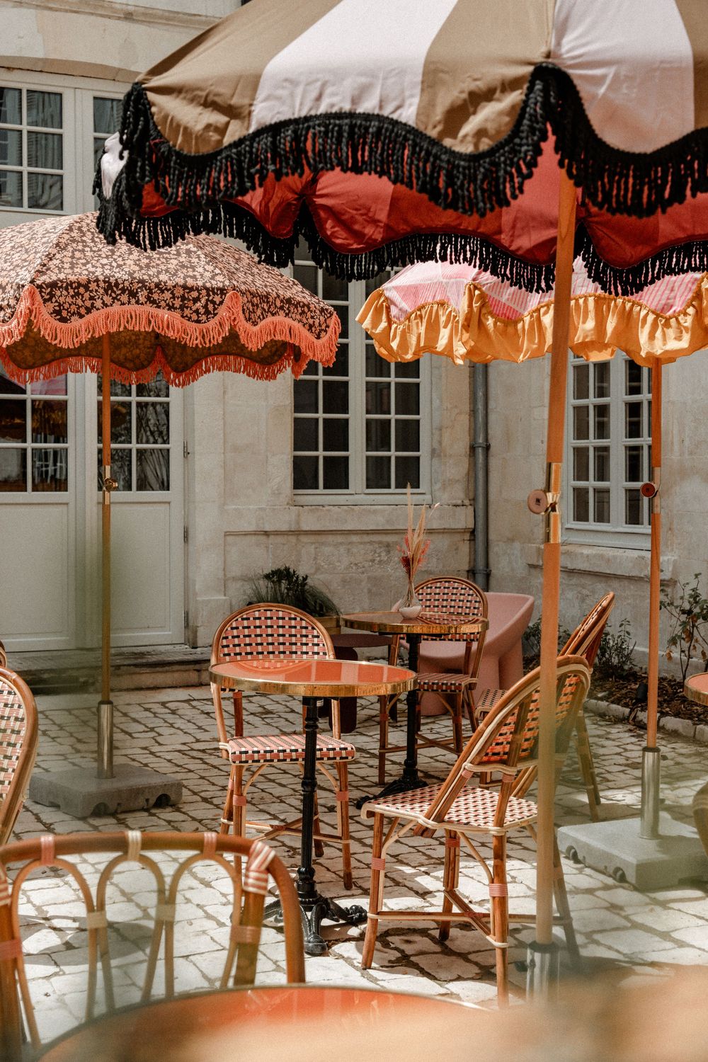 photo de tables d'une terrasse