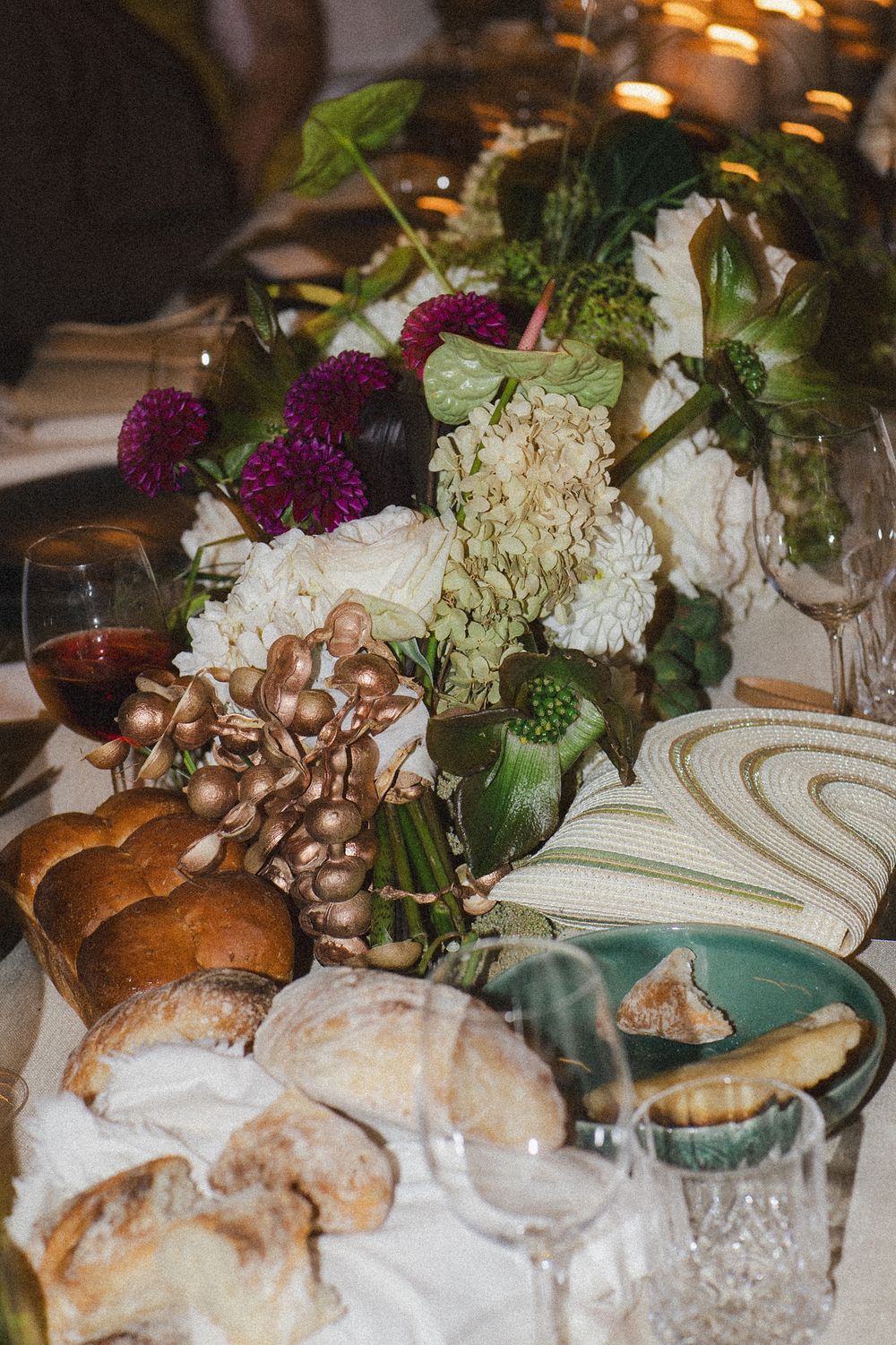 Contemporary wedding décor with clean lines and sophisticated finishes