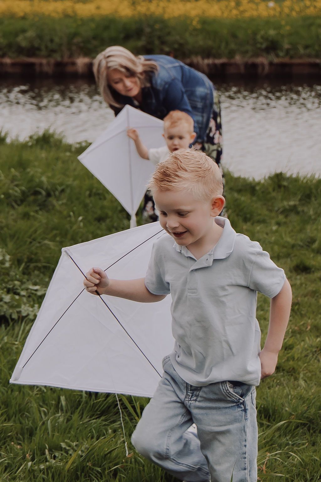Natural family photography in the Netherlands with grandma and grandchildren laughing together during meaningful reunion photoshoot