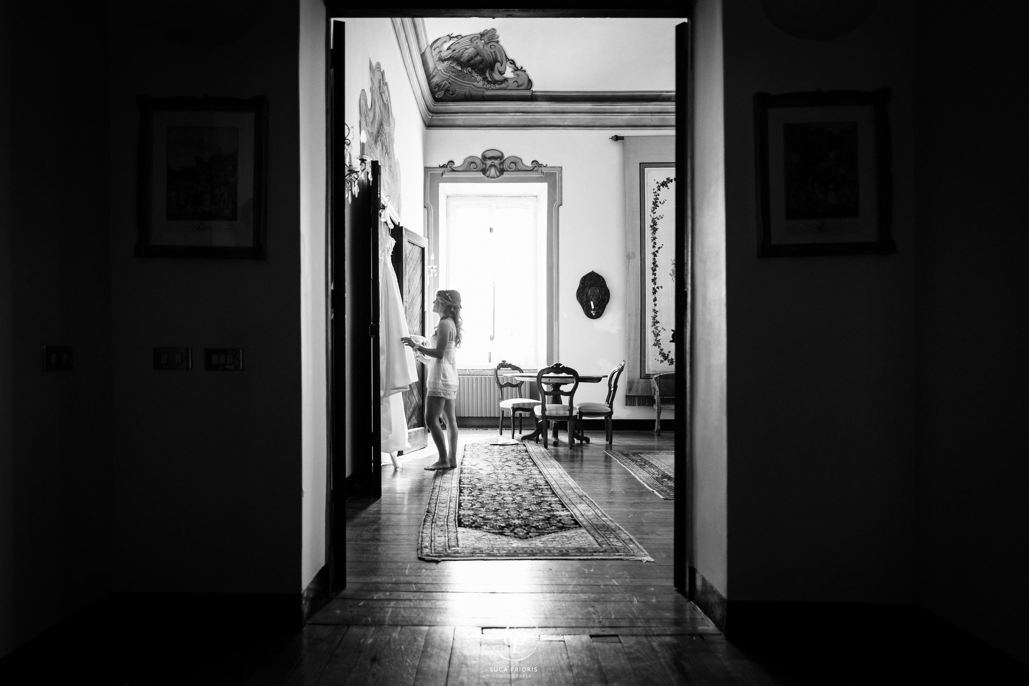 la sposa guarda il suo abito