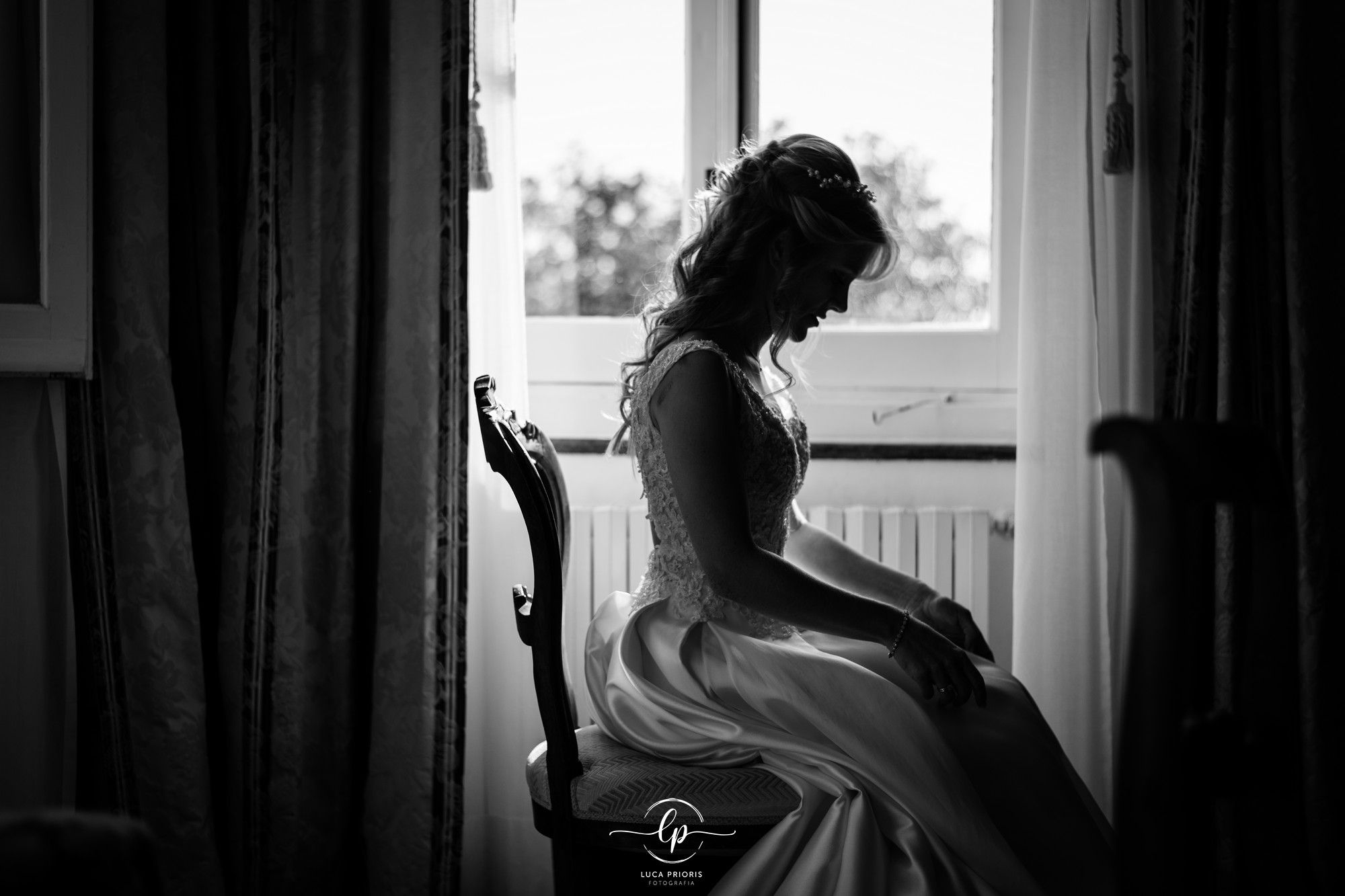 la sposa guarda l'abito