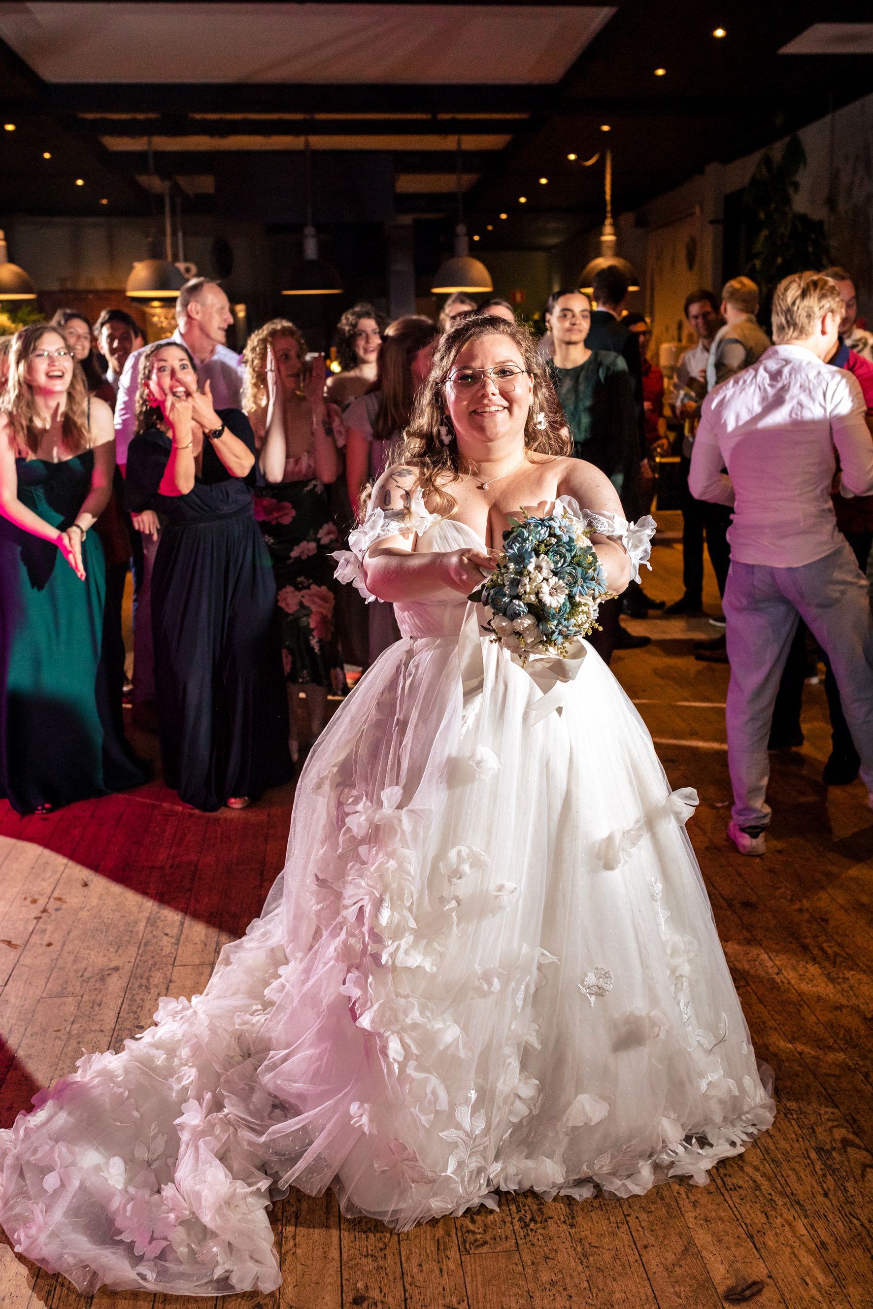 Bruidsboeket wordt gegooid tijdens de feestavond bij Fier in Bussum
