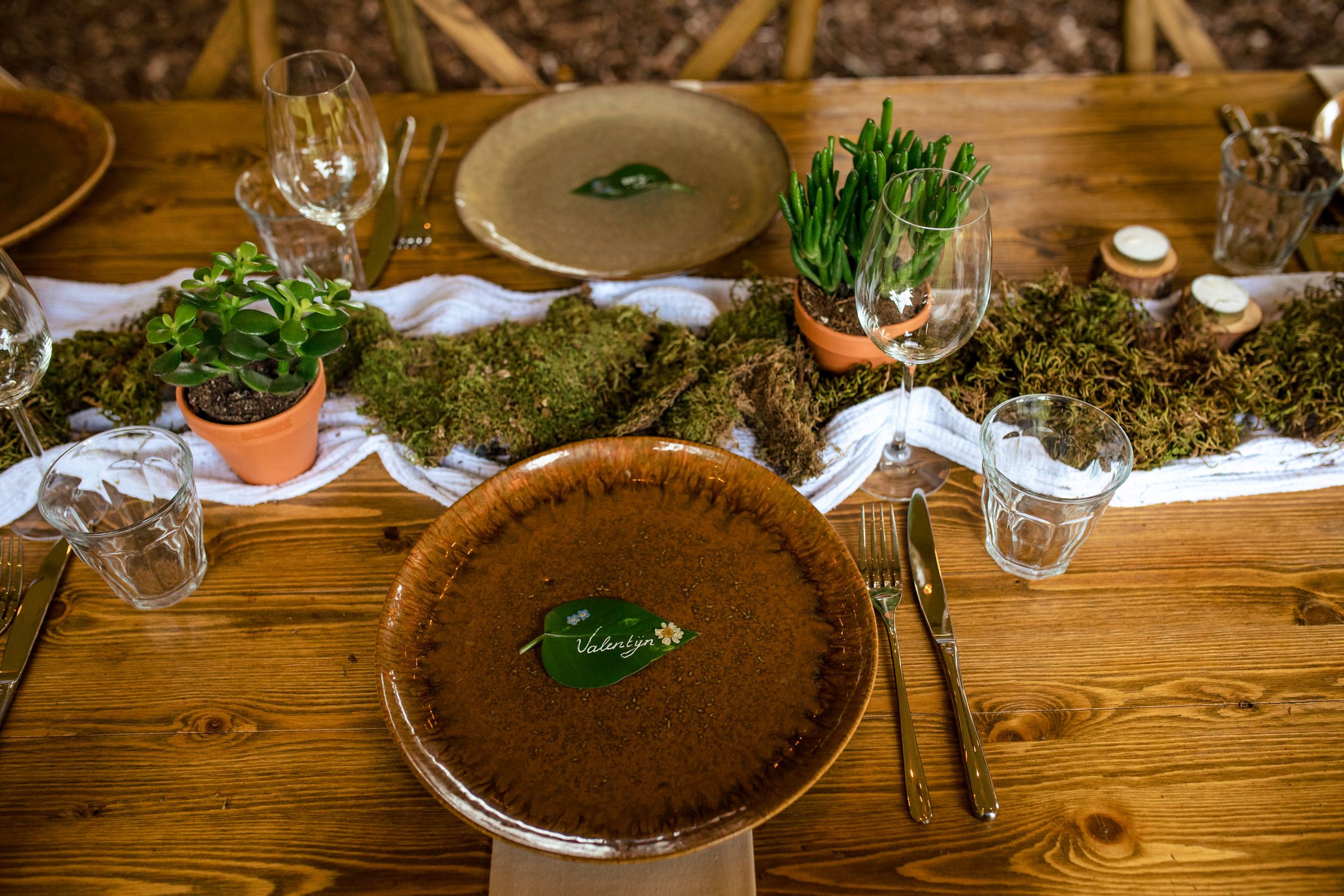 Botanisch thema tijdens de trouwdag bij Fier in Bussum met planten en beschilderde bladeren als naamkaartjes