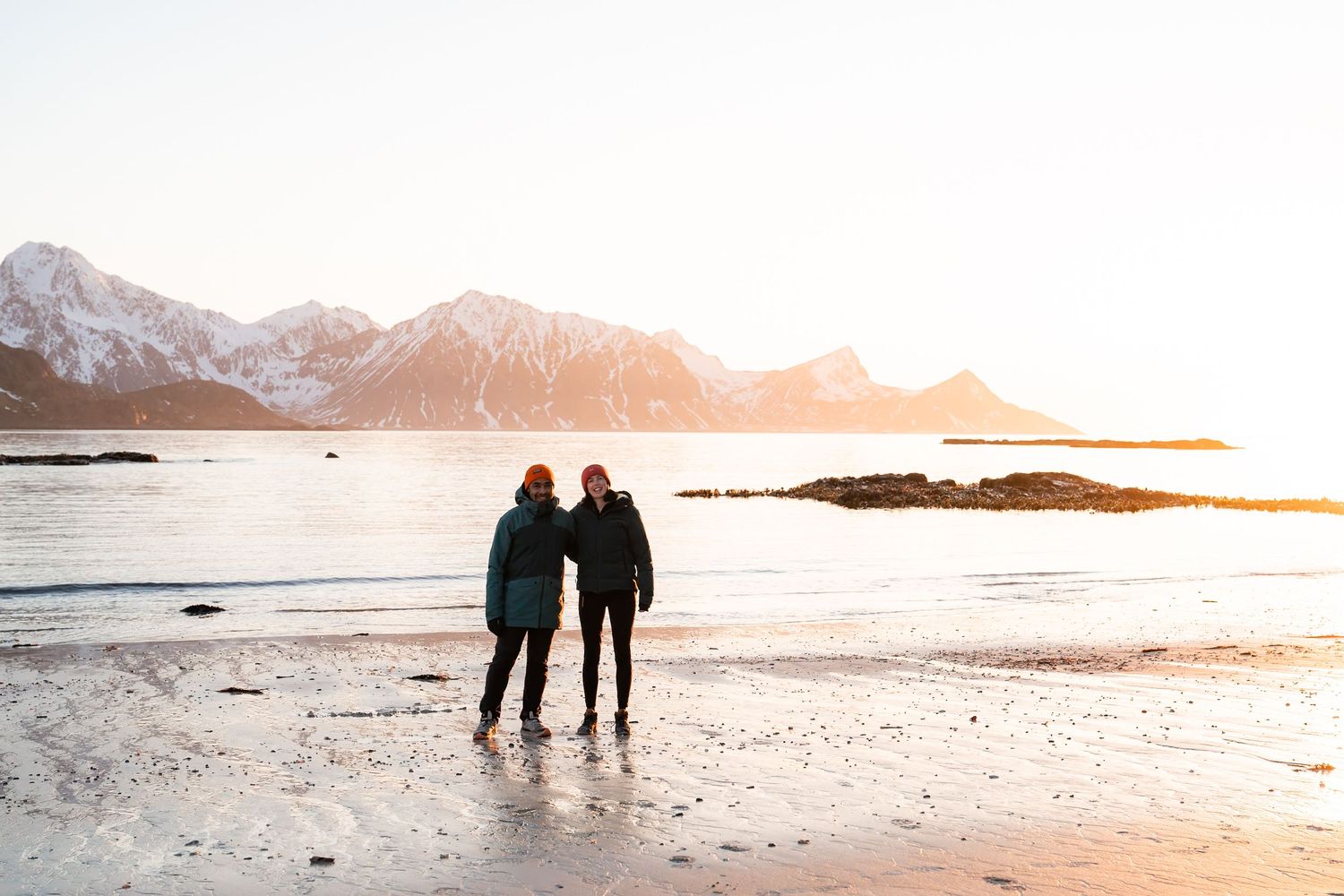 couple sur la plage de haukland au coucher du soleil