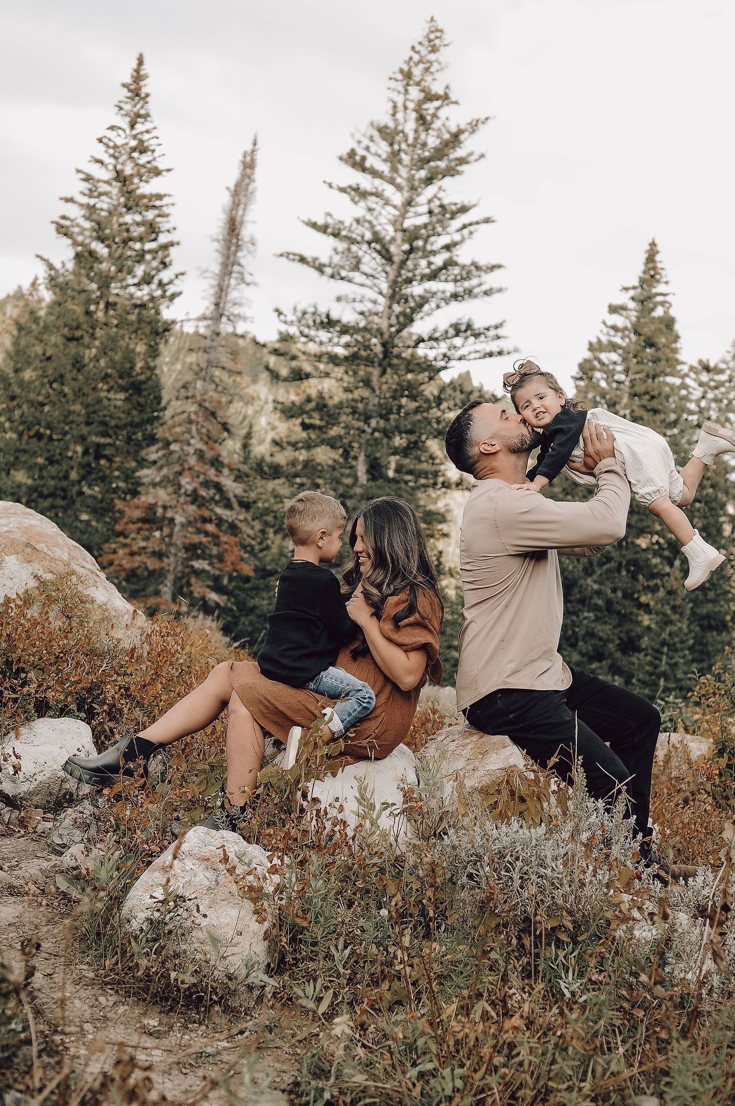 family photographer, oakstream photography, utah family photography, lifestyle family photographer, in-home sessions, mountain photographer