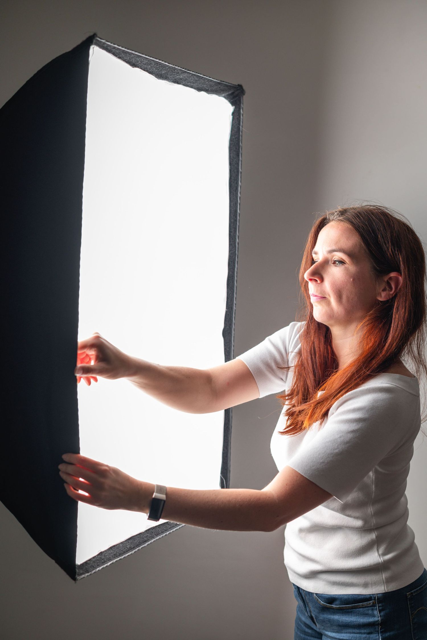 Mélanie Rousselle, photographe et vidéaste culinaire installant une softbox