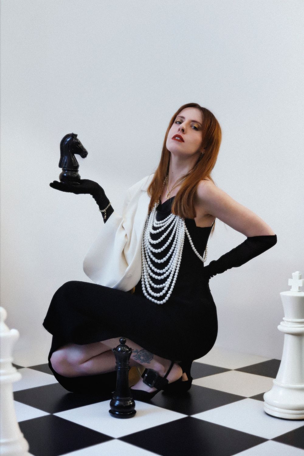 Séance photo par Chaemi Studio, photographe portrait à Montpellier. Shooting créatif thème jeu d'échec dans une ambiance élégante.